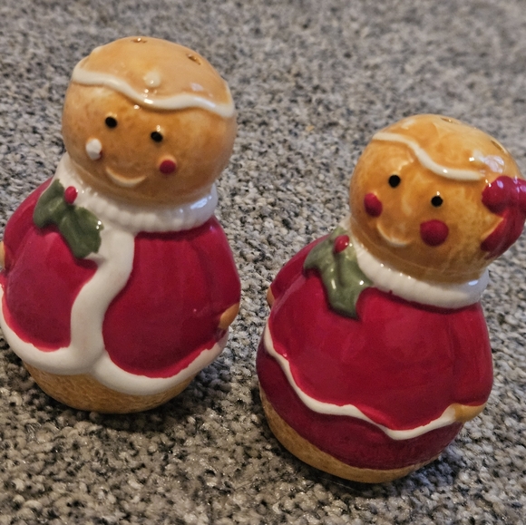 Mr & Mrs Gingerbread Salt and Pepper Shakers Christmas Ceramic Handpainted - Picture 2 of 3